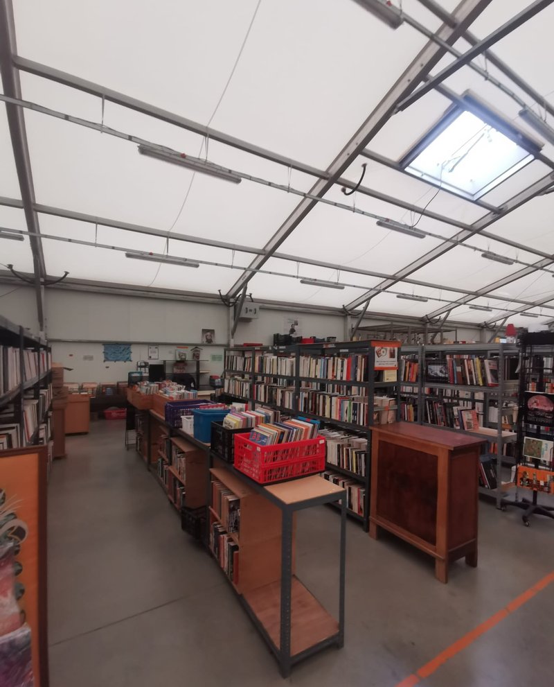 Rayon livres et BD du magasin Emmaüs Servian