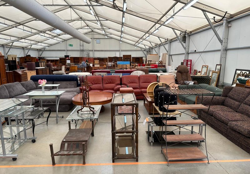Rayon meubles du magasin Emmaüs Servian