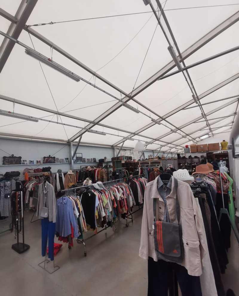 Rayon vêtements du magasin Emmaüs Servian