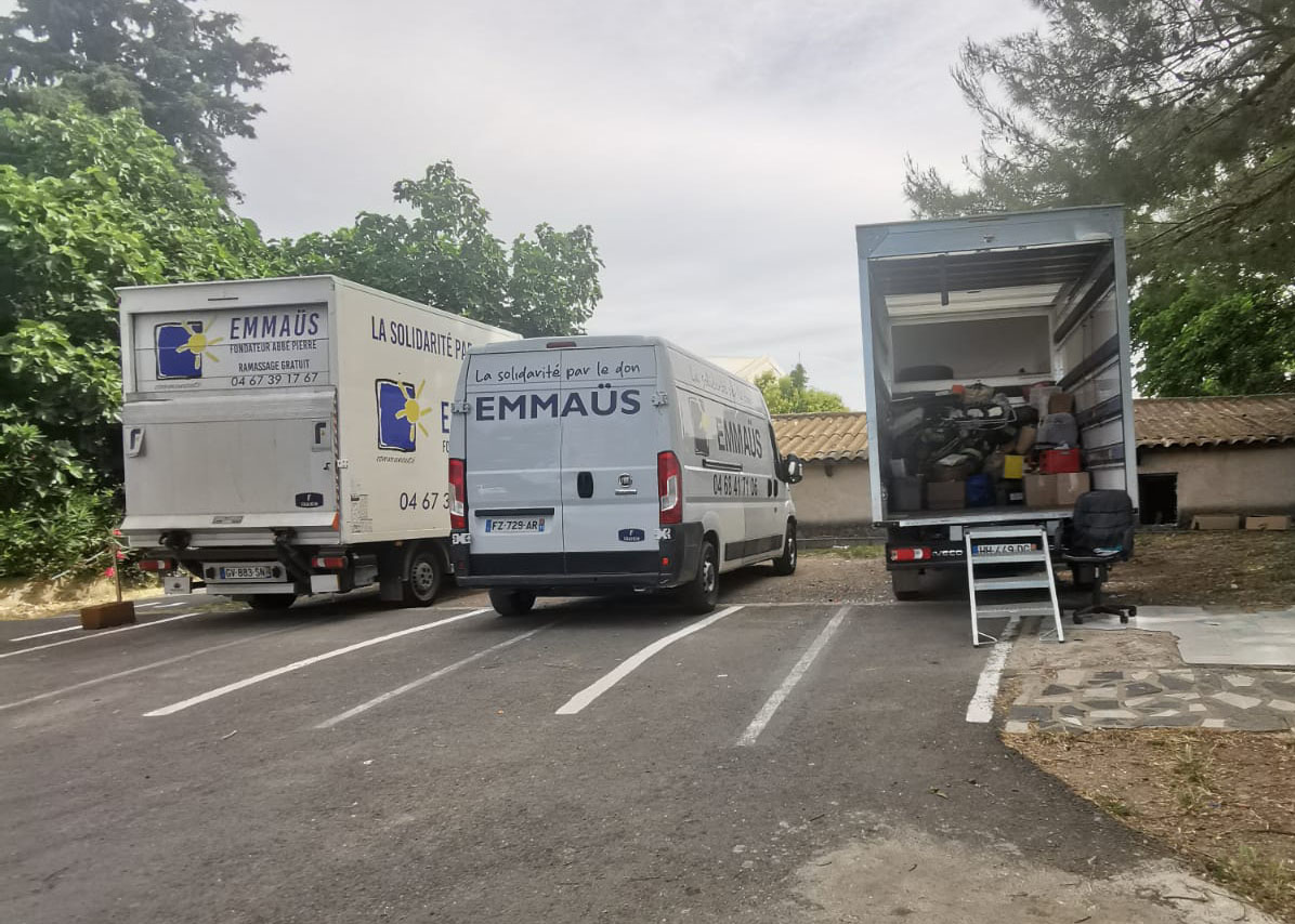 Les véhicules de ramassage gratuit d'Emmaüs Béziers stationnés à la communauté de Servian